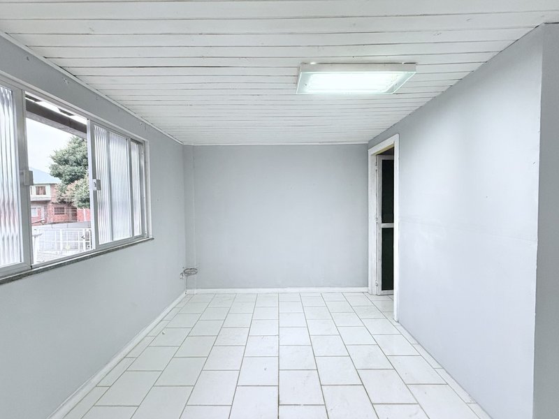 Alugando sala comercial no centro de Guapimirim, ao lado do Itaú Avenida Dedo de Deus Guapimirim - 