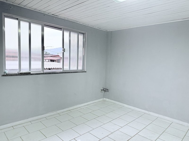 Alugando sala comercial no centro de Guapimirim, ao lado do Itaú Avenida Dedo de Deus Guapimirim - 