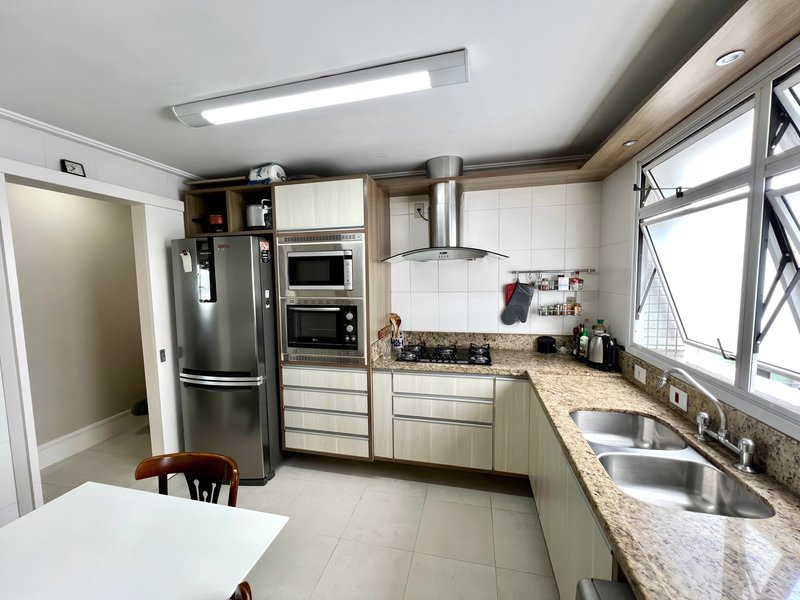 ANDAR INTEIRO E ALTO | R$ 1.790.000 | 166M2 | 3 SUÍTES | LAREIRA | CHURRASQUEIRA | 3 VAGAS Avenida Toropi Porto Alegre - 