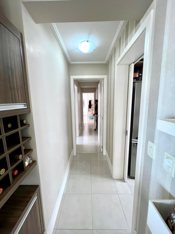 ANDAR INTEIRO E ALTO | R$ 1.790.000 | 166M2 | 3 SUÍTES | LAREIRA | CHURRASQUEIRA | 3 VAGAS Avenida Toropi Porto Alegre - 