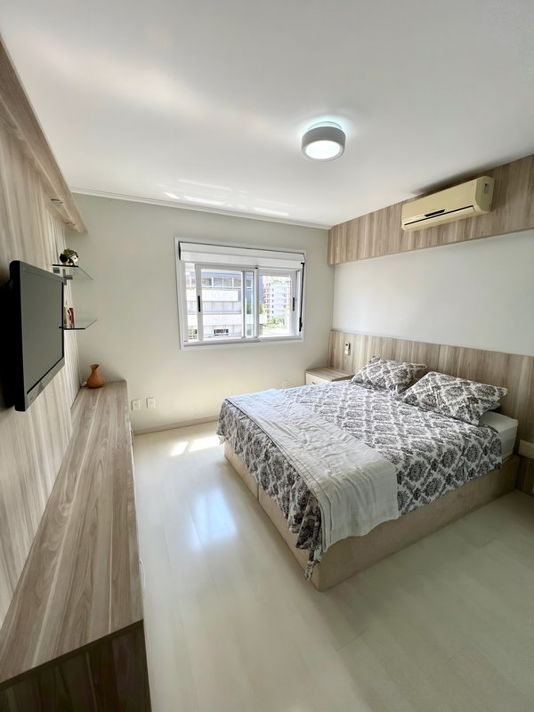 ANDAR INTEIRO E ALTO | R$ 1.790.000 | 166M2 | 3 SUÍTES | LAREIRA | CHURRASQUEIRA | 3 VAGAS Avenida Toropi Porto Alegre - 