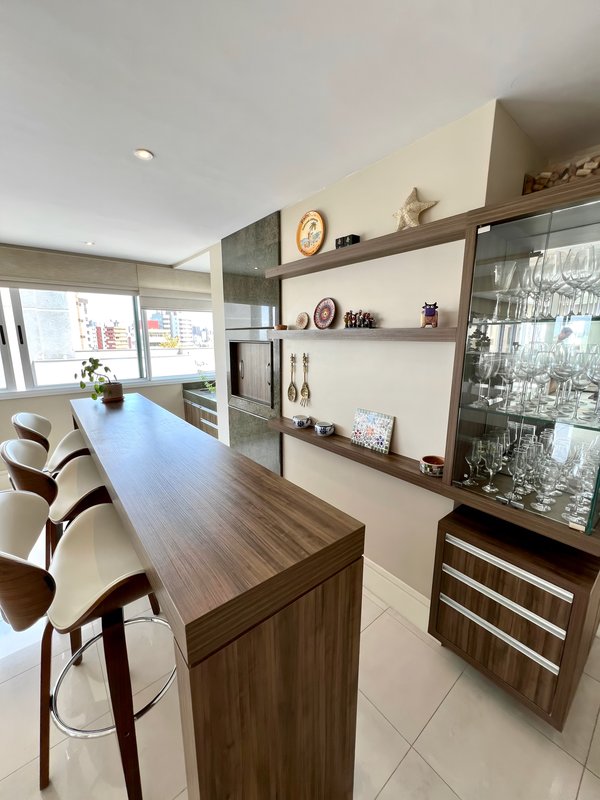 ANDAR INTEIRO E ALTO | R$ 1.790.000 | 166M2 | 3 SUÍTES | LAREIRA | CHURRASQUEIRA | 3 VAGAS Avenida Toropi Porto Alegre - 