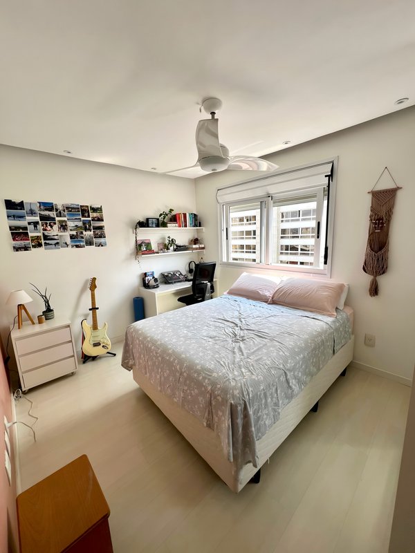 ANDAR INTEIRO E ALTO | R$ 1.790.000 | 166M2 | 3 SUÍTES | LAREIRA | CHURRASQUEIRA | 3 VAGAS Avenida Toropi Porto Alegre - 