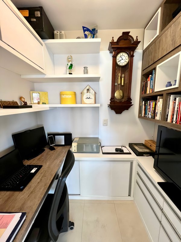 ANDAR INTEIRO E ALTO | R$ 1.790.000 | 166M2 | 3 SUÍTES | LAREIRA | CHURRASQUEIRA | 3 VAGAS Avenida Toropi Porto Alegre - 