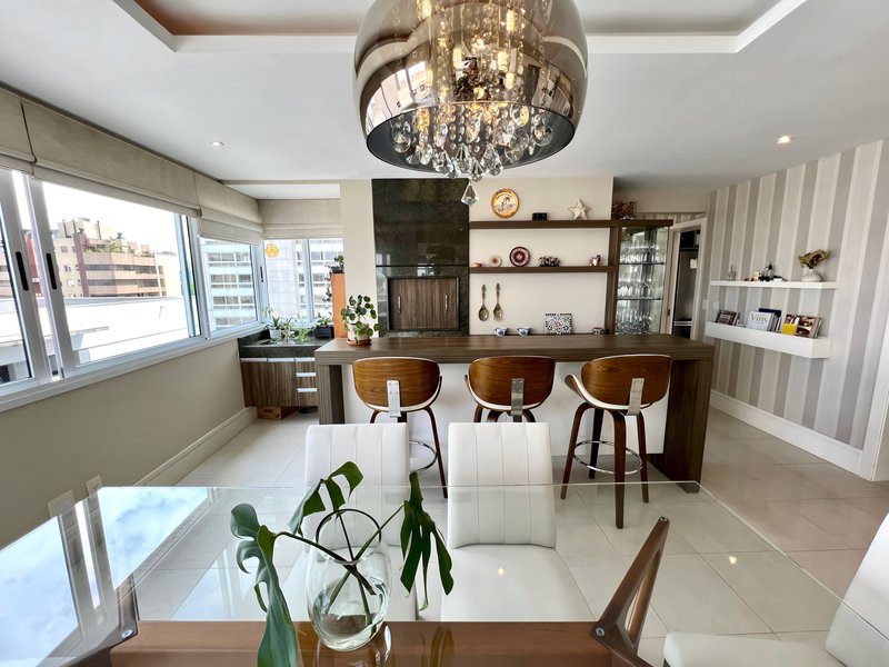 ANDAR INTEIRO E ALTO | R$ 1.790.000 | 166M2 | 3 SUÍTES | LAREIRA | CHURRASQUEIRA | 3 VAGAS Avenida Toropi Porto Alegre - 