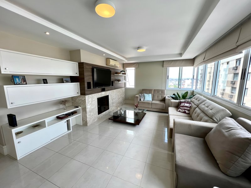 ANDAR INTEIRO E ALTO | R$ 1.790.000 | 166M2 | 3 SUÍTES | LAREIRA | CHURRASQUEIRA | 3 VAGAS Avenida Toropi Porto Alegre - 