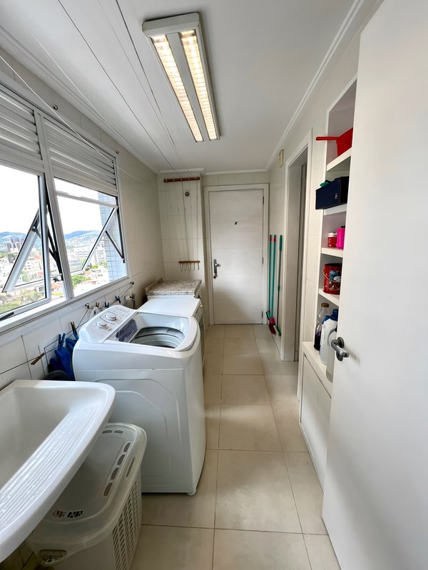 ANDAR INTEIRO E ALTO | R$ 1.790.000 | 166M2 | 3 SUÍTES | LAREIRA | CHURRASQUEIRA | 3 VAGAS Avenida Toropi Porto Alegre - 