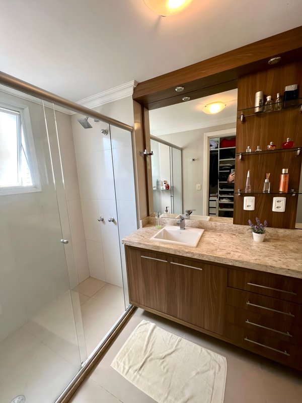 ANDAR INTEIRO E ALTO | R$ 1.790.000 | 166M2 | 3 SUÍTES | LAREIRA | CHURRASQUEIRA | 3 VAGAS Avenida Toropi Porto Alegre - 