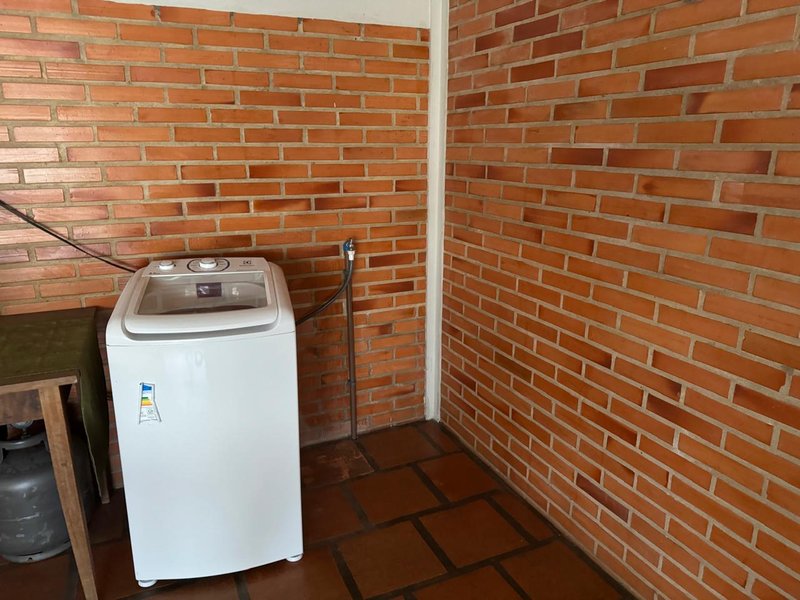 Apartamento semi mobiliado em rua tranquila no Centro - Timbó - 