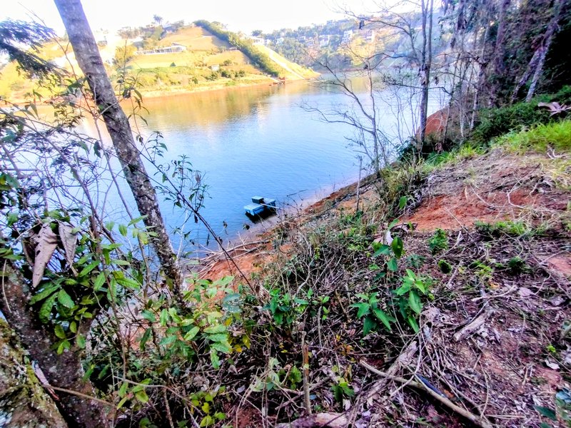 Chácara pé na água à venda em condomínio fechado em Igaratá  Igaratá - 