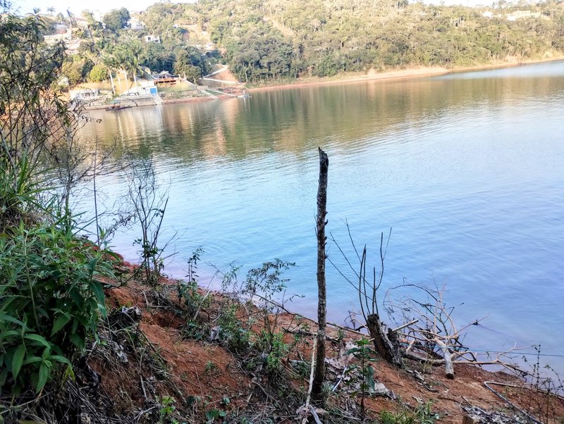 Chácara pé na água à venda em condomínio fechado em Igaratá  Igaratá - 