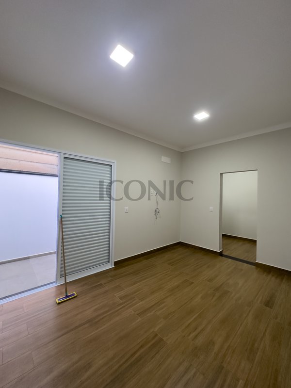 Linda Casa com 3 Quartos sendo 1 Suíte com Closet, Área Gourmet com Churrasqueira e Jardim - Tatuí - 