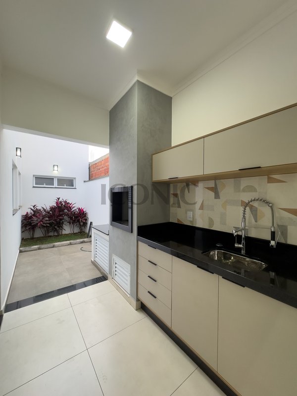 Linda Casa com 3 Quartos sendo 1 Suíte com Closet, Área Gourmet com Churrasqueira e Jardim - Tatuí - 