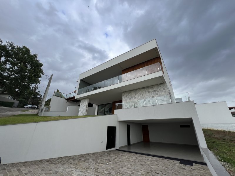 QUALIDADE DE VIDA É NO HORIZON | R$ 3.450.000 - 421M² | 4 SUÍTES | 4 VAGAS Rua das Petúnias Estância Velha - 