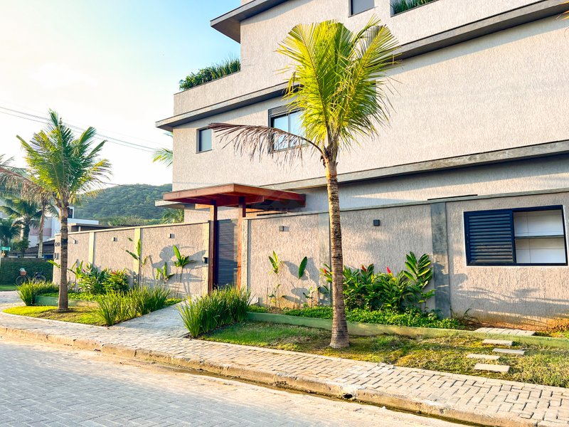 Casa em Condomínio na Praia de Juquehy - À VENDA Av. João Luís Faustino São Sebastião - 