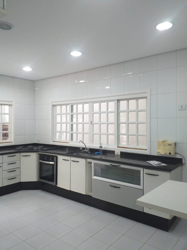 Linda casa Granja Viana, condomínio privativo com apenas 9 casas - Cotia - 