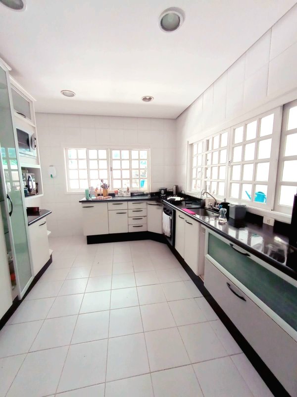 Linda casa Granja Viana, condomínio privativo com apenas 9 casas - Cotia - 