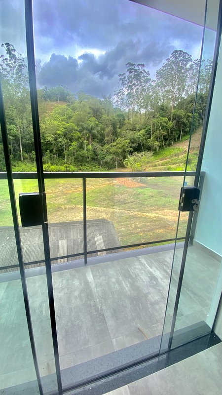 CASA COM 1 SUÍTE MAIS 1 DORMITÓRIO NA ÁGUAS CLARAS - Brusque - 