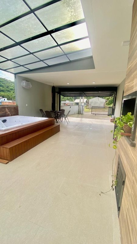 CASA COM 1 SÚITE MAIS 2 DORMITÓRIOS NA GUABIRUBA SUL - Guabiruba - 
