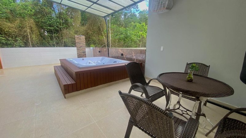CASA COM 1 SÚITE MAIS 2 DORMITÓRIOS NA GUABIRUBA SUL - Guabiruba - 