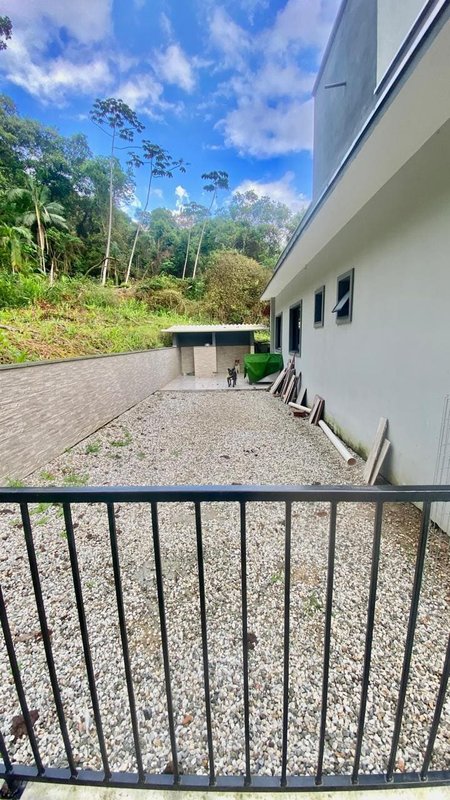 CASA COM 1 SÚITE MAIS 2 DORMITÓRIOS NA GUABIRUBA SUL - Guabiruba - 