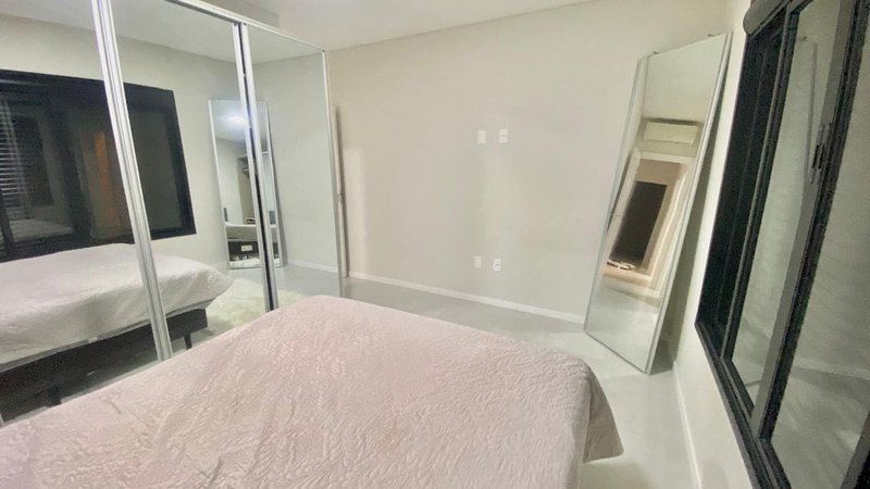 CASA COM 1 SÚITE MAIS 2 DORMITÓRIOS NA GUABIRUBA SUL - Guabiruba - 