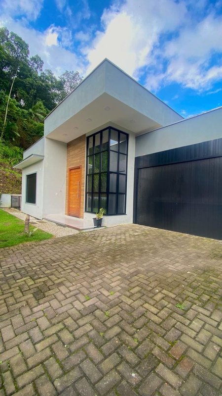 CASA COM 1 SÚITE MAIS 2 DORMITÓRIOS NA GUABIRUBA SUL - Guabiruba - 