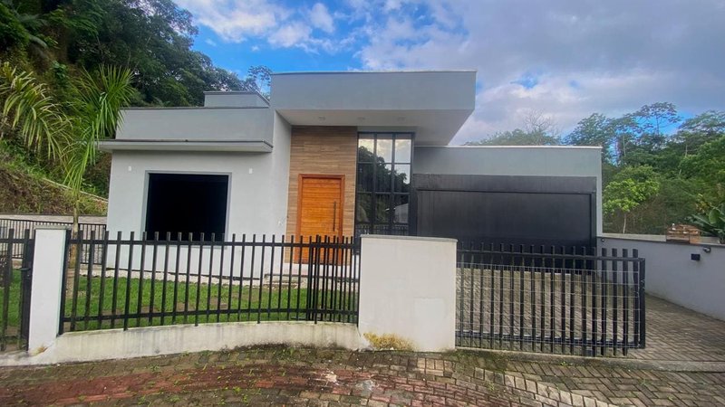 CASA COM 1 SÚITE MAIS 2 DORMITÓRIOS NA GUABIRUBA SUL - Guabiruba - 