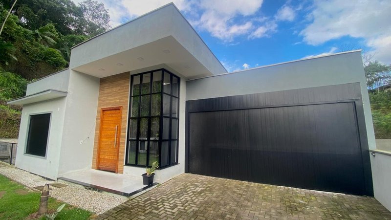 CASA COM 1 SÚITE MAIS 2 DORMITÓRIOS NA GUABIRUBA SUL - Guabiruba - 