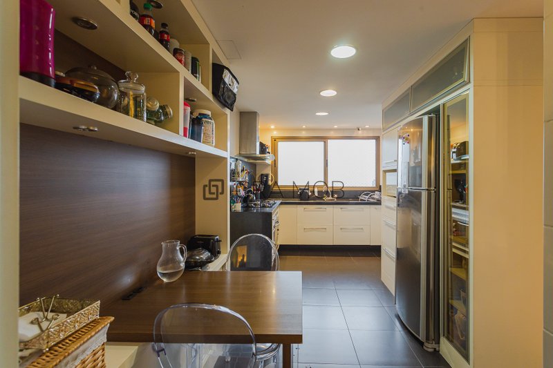 Apartamento com 222,7 m², com 3 suítes, 2 elevadores, 4 garagens no Bairro Jardim Europa Avenida Ferdinand Kisslinger Porto Alegre - 