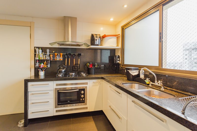 Apartamento com 222,7 m², com 3 suítes, 2 elevadores, 4 garagens no Bairro Jardim Europa Avenida Ferdinand Kisslinger Porto Alegre - 