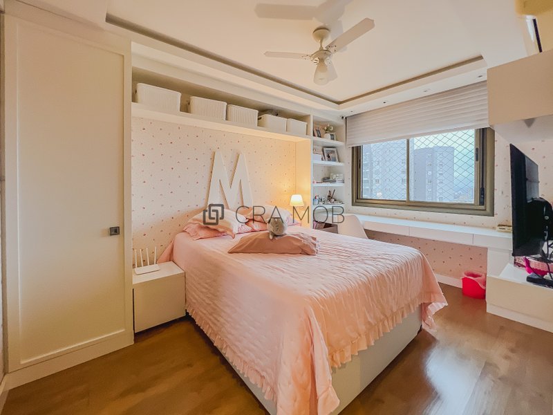 Apartamento com 222,7 m², com 3 suítes, 2 elevadores, 4 garagens no Bairro Jardim Europa Avenida Ferdinand Kisslinger Porto Alegre - 