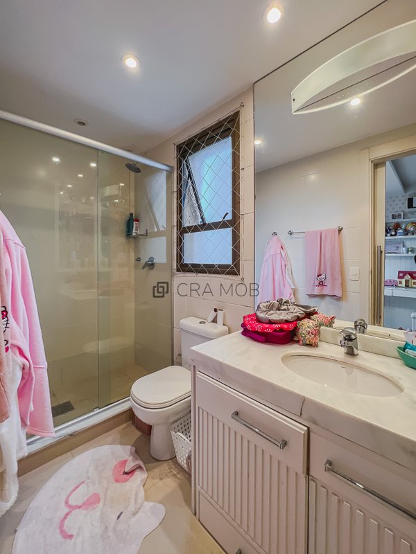 Apartamento com 222,7 m², com 3 suítes, 2 elevadores, 4 garagens no Bairro Jardim Europa Avenida Ferdinand Kisslinger Porto Alegre - 