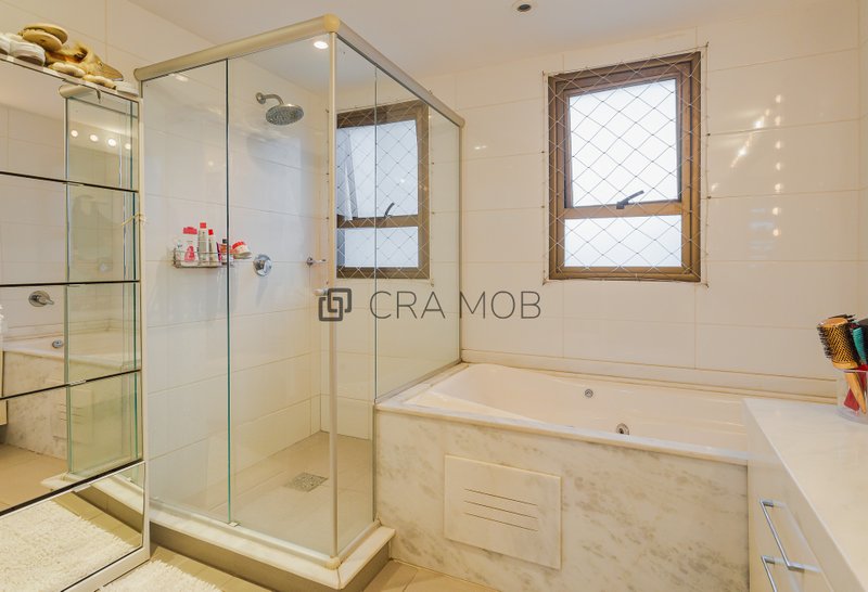Apartamento com 222,7 m², com 3 suítes, 2 elevadores, 4 garagens no Bairro Jardim Europa Avenida Ferdinand Kisslinger Porto Alegre - 