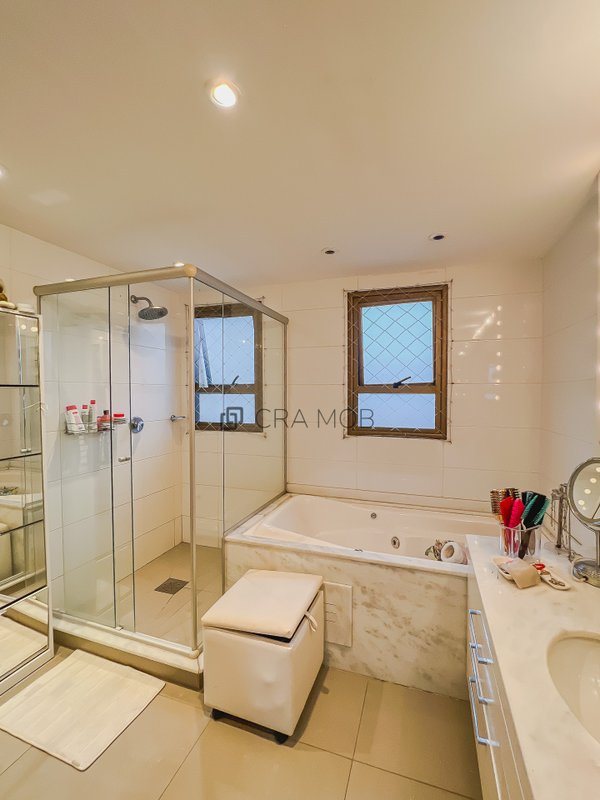 Apartamento com 222,7 m², com 3 suítes, 2 elevadores, 4 garagens no Bairro Jardim Europa Avenida Ferdinand Kisslinger Porto Alegre - 