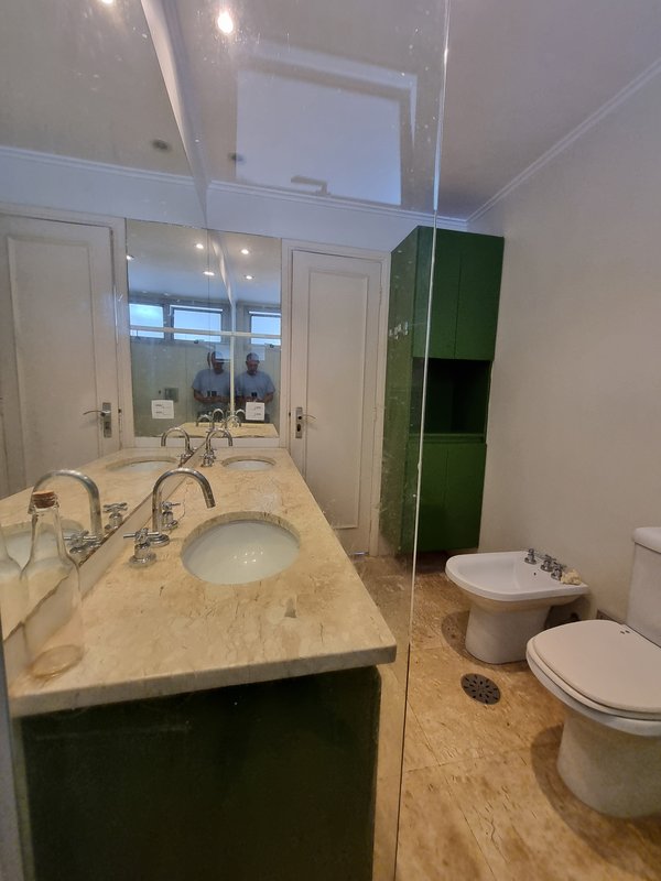 VENDE-SE LINDO APARTAMENTO – 210M2 - 1 por andar – NA MELHOR LOCALIZAÇÃO DO ITAIM Rua Jesuíno Arruda São Paulo - 