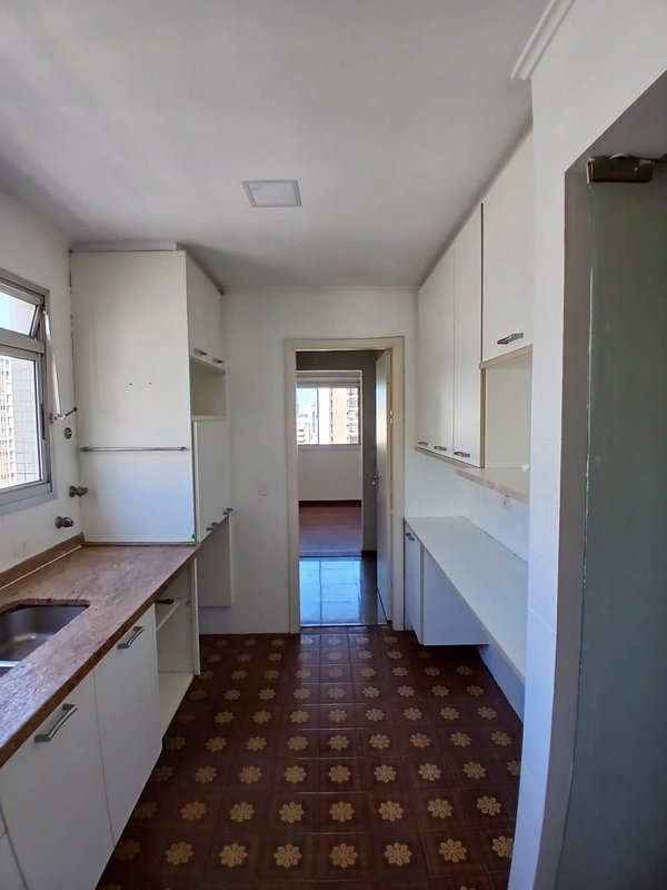 VENDE-SE LINDO APARTAMENTO – 210M2 - 1 por andar – NA MELHOR LOCALIZAÇÃO DO ITAIM Rua Jesuíno Arruda São Paulo - 
