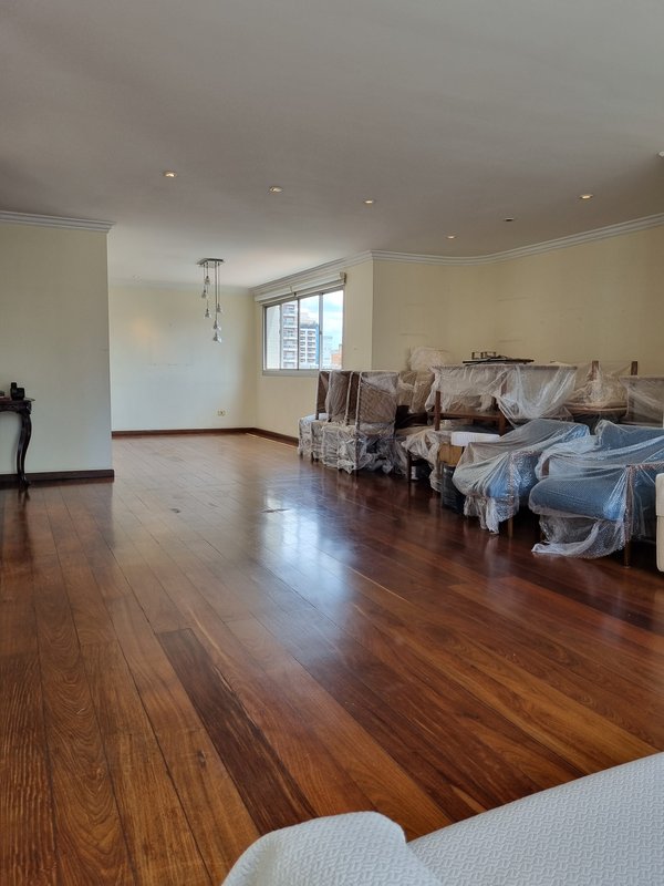 VENDE-SE LINDO APARTAMENTO – 210M2 - 1 por andar – NA MELHOR LOCALIZAÇÃO DO ITAIM Rua Jesuíno Arruda São Paulo - 