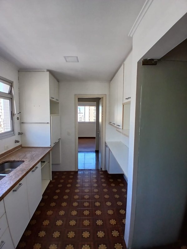 VENDE-SE LINDO APARTAMENTO – 210M2 - 1 por andar – NA MELHOR LOCALIZAÇÃO DO ITAIM Rua Jesuíno Arruda São Paulo - 