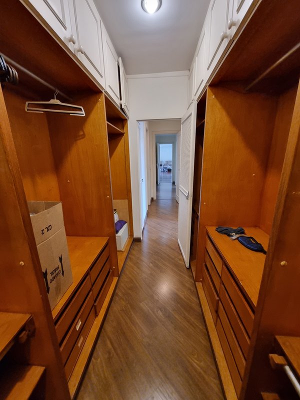 VENDE-SE LINDO APARTAMENTO – 210M2 - 1 por andar – NA MELHOR LOCALIZAÇÃO DO ITAIM Rua Jesuíno Arruda São Paulo - 