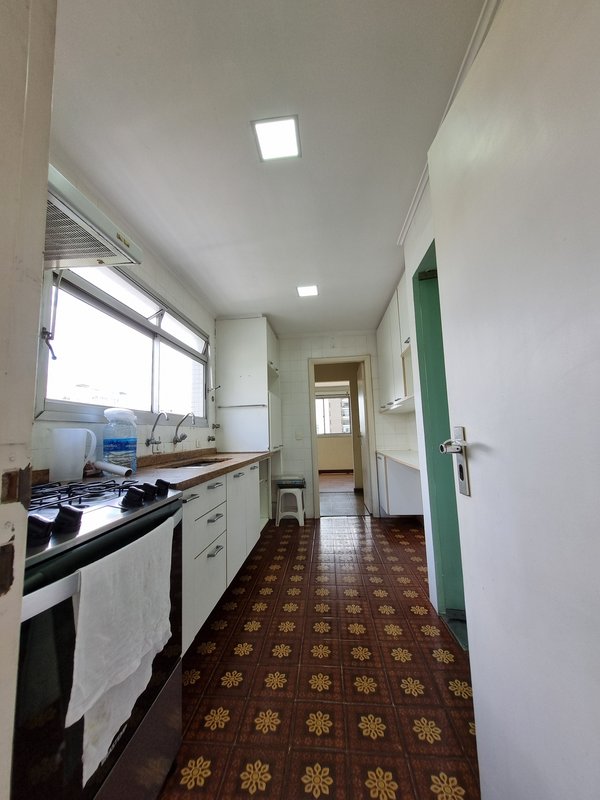 VENDE-SE LINDO APARTAMENTO – 210M2 - 1 por andar – NA MELHOR LOCALIZAÇÃO DO ITAIM Rua Jesuíno Arruda São Paulo - 