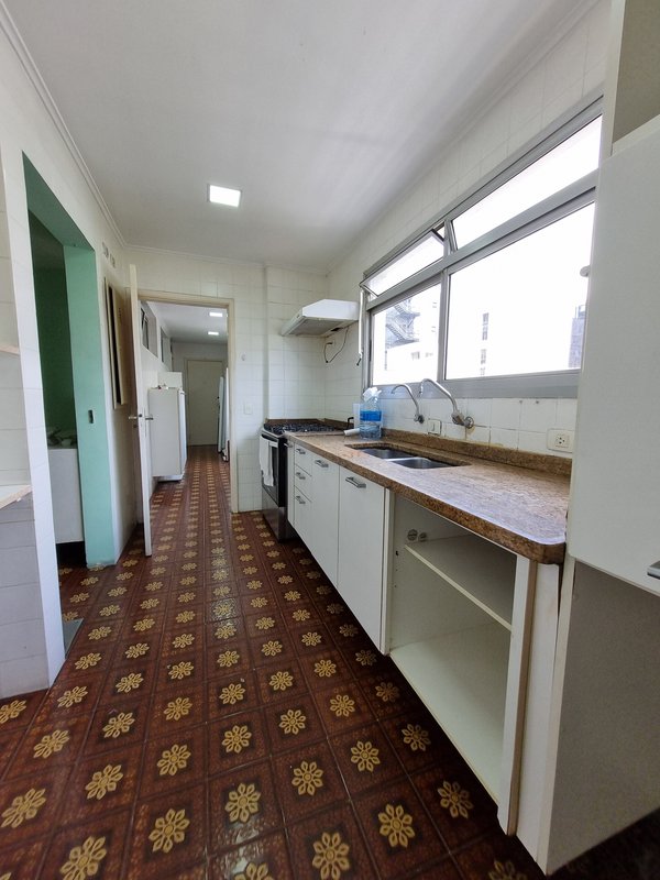 VENDE-SE LINDO APARTAMENTO – 210M2 - 1 por andar – NA MELHOR LOCALIZAÇÃO DO ITAIM Rua Jesuíno Arruda São Paulo - 