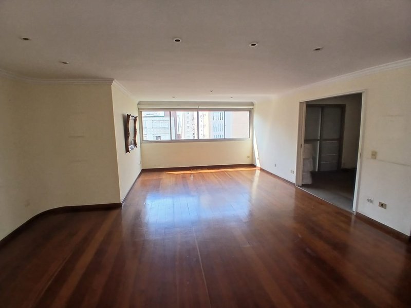 VENDE-SE LINDO APARTAMENTO – 210M2 - 1 por andar – NA MELHOR LOCALIZAÇÃO DO ITAIM Rua Jesuíno Arruda São Paulo - 