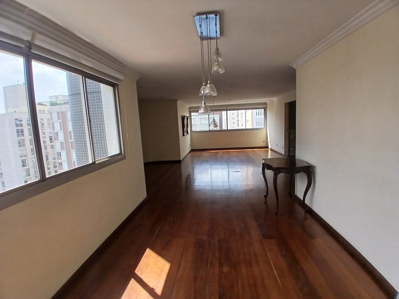 VENDE-SE LINDO APARTAMENTO – 210M2 - 1 por andar – NA MELHOR LOCALIZAÇÃO DO ITAIM Rua Jesuíno Arruda São Paulo - 