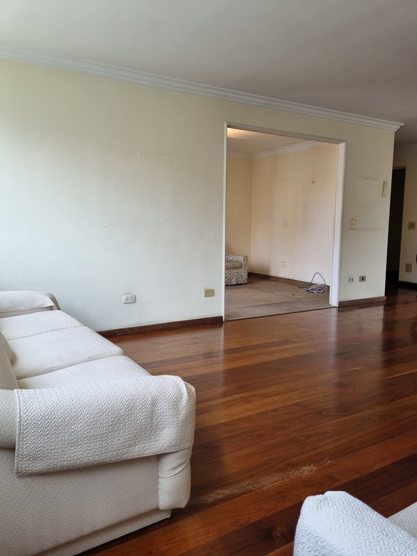VENDE-SE LINDO APARTAMENTO – 210M2 - 1 por andar – NA MELHOR LOCALIZAÇÃO DO ITAIM Rua Jesuíno Arruda São Paulo - 