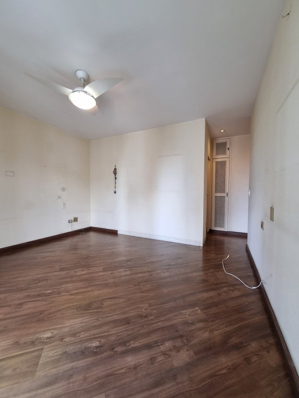 VENDE-SE LINDO APARTAMENTO – 210M2 - 1 por andar – NA MELHOR LOCALIZAÇÃO DO ITAIM Rua Jesuíno Arruda São Paulo - 