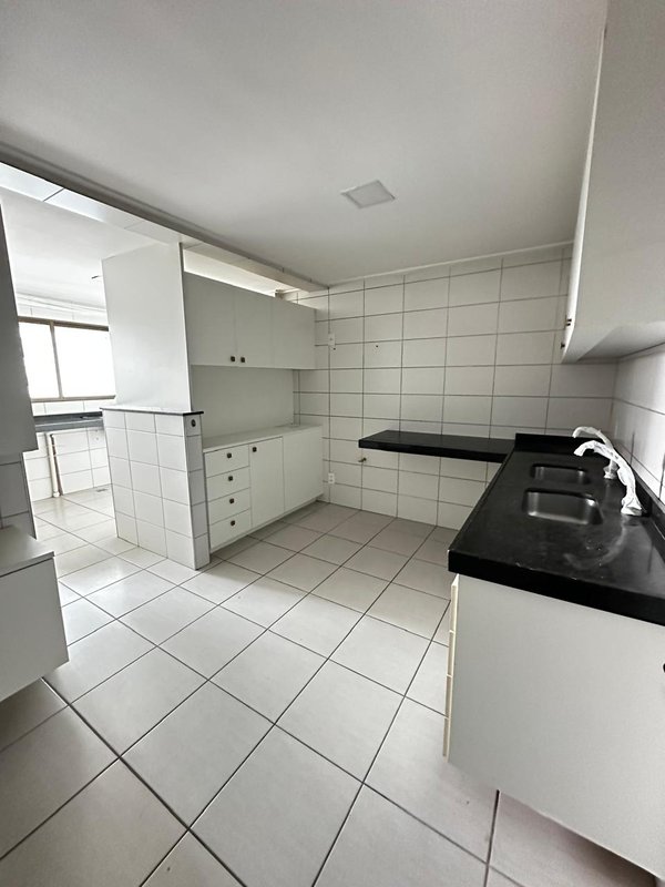 Alugo apartamento com 4 quartos sendo 2 suites, 177m² área útil por R$ 12.500,00 + taxas Rua Jornalista Adeth Leite Recife - 