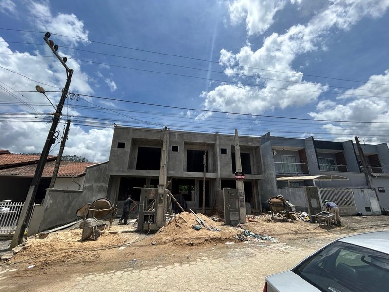 Sobrado Geminado com 2 suítes! - Brusque - 