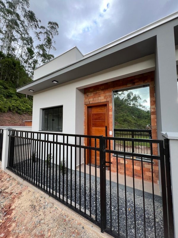 CASA COM 1 SUÍTE MAIS 2 DORMITÓRIOS NO LAGEADO BAIXO - Guabiruba - 