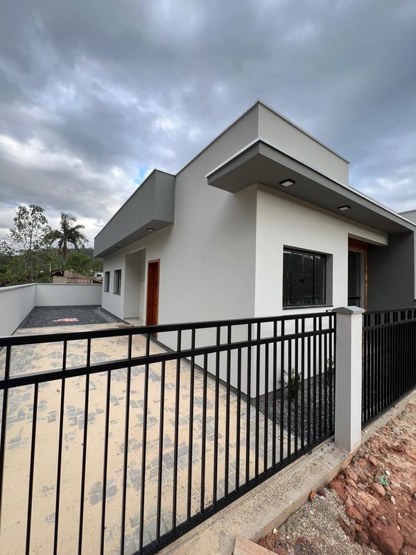 CASA COM 1 SUÍTE MAIS 2 DORMITÓRIOS NO LAGEADO BAIXO - Guabiruba - 